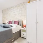 Arbol Apartment Split